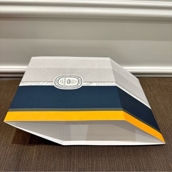 Authentic Diptyque gift box with sleeve - Picture 10 of 10